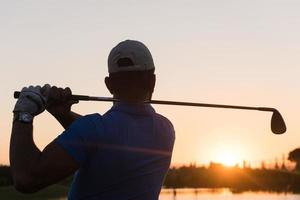 golfspeler raken lang schot foto