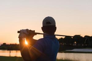 golfspeler raken lang schot foto