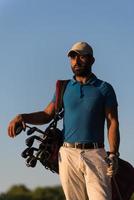 golfspeler portret Bij golf Cursus Aan zonsondergang foto