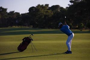 golfspeler raken lang schot foto