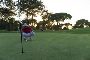 golf speler het richten perfect schot Aan mooi zonsondergang foto