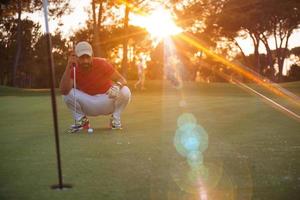 golf speler het richten perfect schot Aan mooi zonsondergang foto