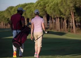 paar wandelen Aan golf Cursus foto