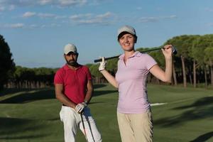 portret van paar Aan golf Cursus foto