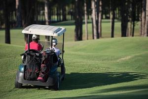 paar in buggy Aan golf Cursus foto