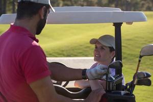 paar in buggy Aan golf Cursus foto