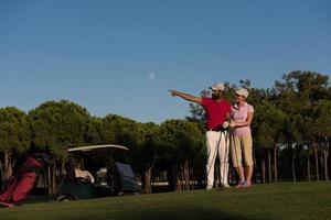 portret van paar Aan golf Cursus foto