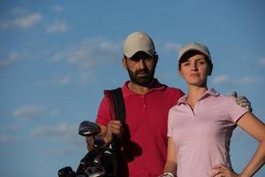 portret van paar Aan golf Cursus foto