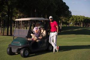 paar in buggy Aan golf Cursus foto