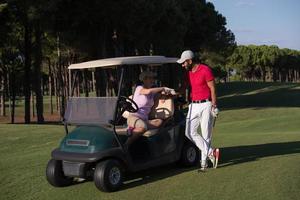 paar in buggy Aan golf Cursus foto