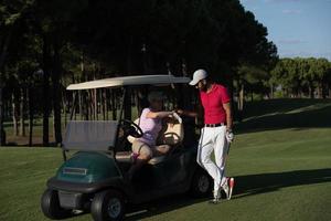 paar in buggy Aan golf Cursus foto