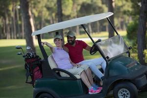 paar in buggy Aan golf Cursus foto