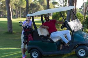 paar in buggy Aan golf Cursus foto