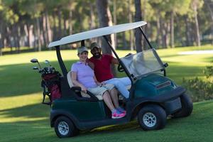 paar in buggy Aan golf Cursus foto