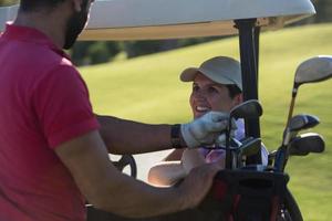 paar in buggy Aan golf Cursus foto