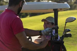 paar in buggy Aan golf Cursus foto