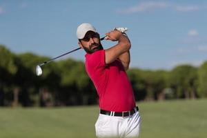 golfspeler raken een zand bunker schot foto