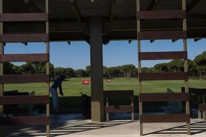 golf speler beoefenen schot Aan opleiding foto