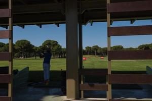 golf speler beoefenen schot Aan opleiding foto