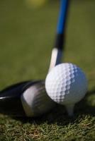 golfclub en bal in gras foto