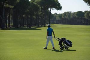 golf speler wandelen met wiel zak foto