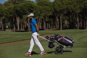 golf speler wandelen met wiel zak foto