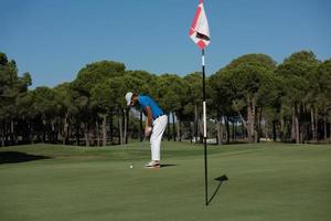 golf speler raken schot Bij zonnig dag foto