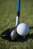 golfclub en bal in gras foto