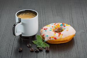 koffie met donuts Aan houten achtergrond foto