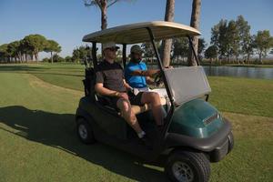 golf spelers het rijden kar Bij Cursus foto