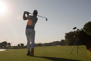 golf speler raken lang schot foto