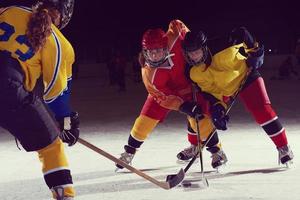 tiener ijs hockey sport spelers in actie foto