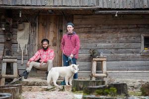 frineds samen in voorkant van oud houten huis foto