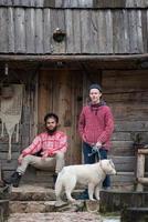 frineds samen in voorkant van oud houten huis foto