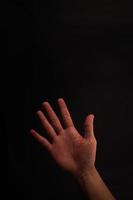 5 vinger hand- Aan zwart achtergrond foto