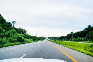 zicht op wegnr. 4 in het zuiden van Thailand met het oog op een snel rijdende auto. reisconcept foto