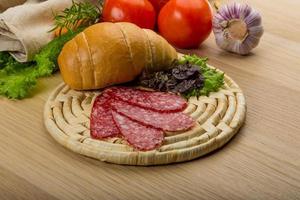 salami Aan houten bord foto