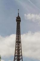 eiffel toren Parijs dichtbij omhoog visie foto