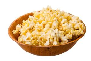 popcorn in een kom geïsoleerd Aan wit foto