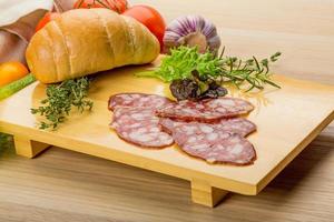 salami Aan houten bord foto