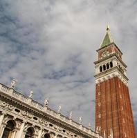 st mark's campanile - campanile di san marco in het italiaans, de klokkentoren van de st mark's basiliek in venetië, italië. foto