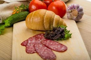 salami Aan houten bord foto