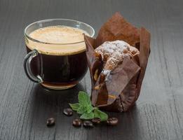 koffie met muffin Aan houten achtergrond foto