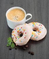 koffie met donuts Aan houten achtergrond foto