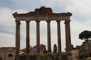 het bouwen van ruïnes en oude zuilen in rome, italië foto