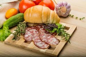 salami Aan houten bord foto