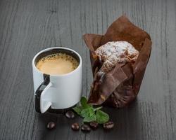 koffie met muffin Aan houten achtergrond foto