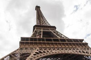 eiffel toren Parijs dichtbij omhoog visie foto