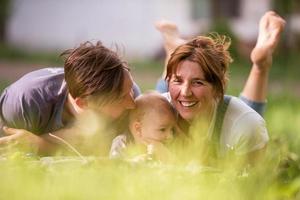 hipster familie ontspannende in park foto