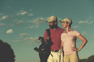 portret van paar Aan golf Cursus foto